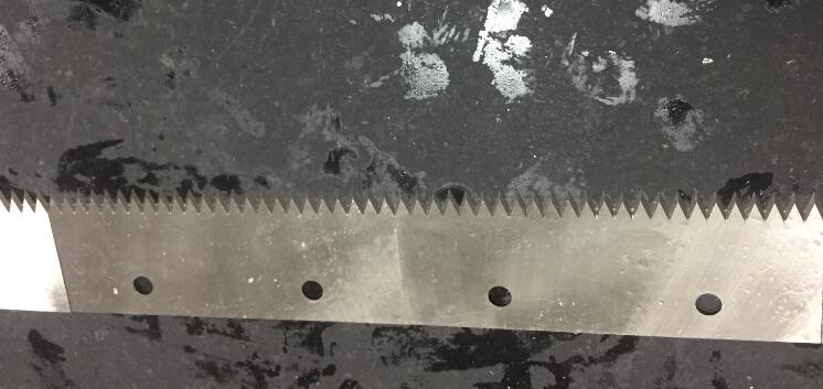 toothed knife for packaging industry